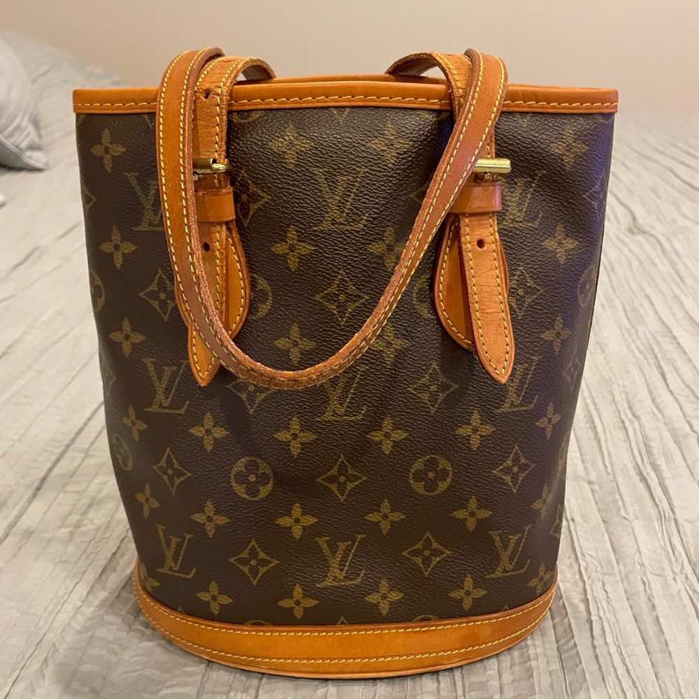 Genuine Vintage Louis Vuitton Bucket bag PM
Height 10.5” width 6.25” base 8.75”